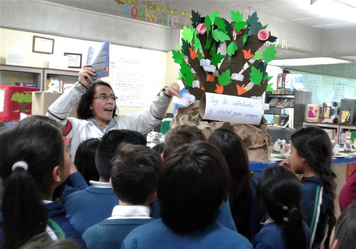 Photo of Estudiantes participando en los talleres de sensibilización ambiental en la biblioteca del Colegio público Bilbao IED en Bogotá